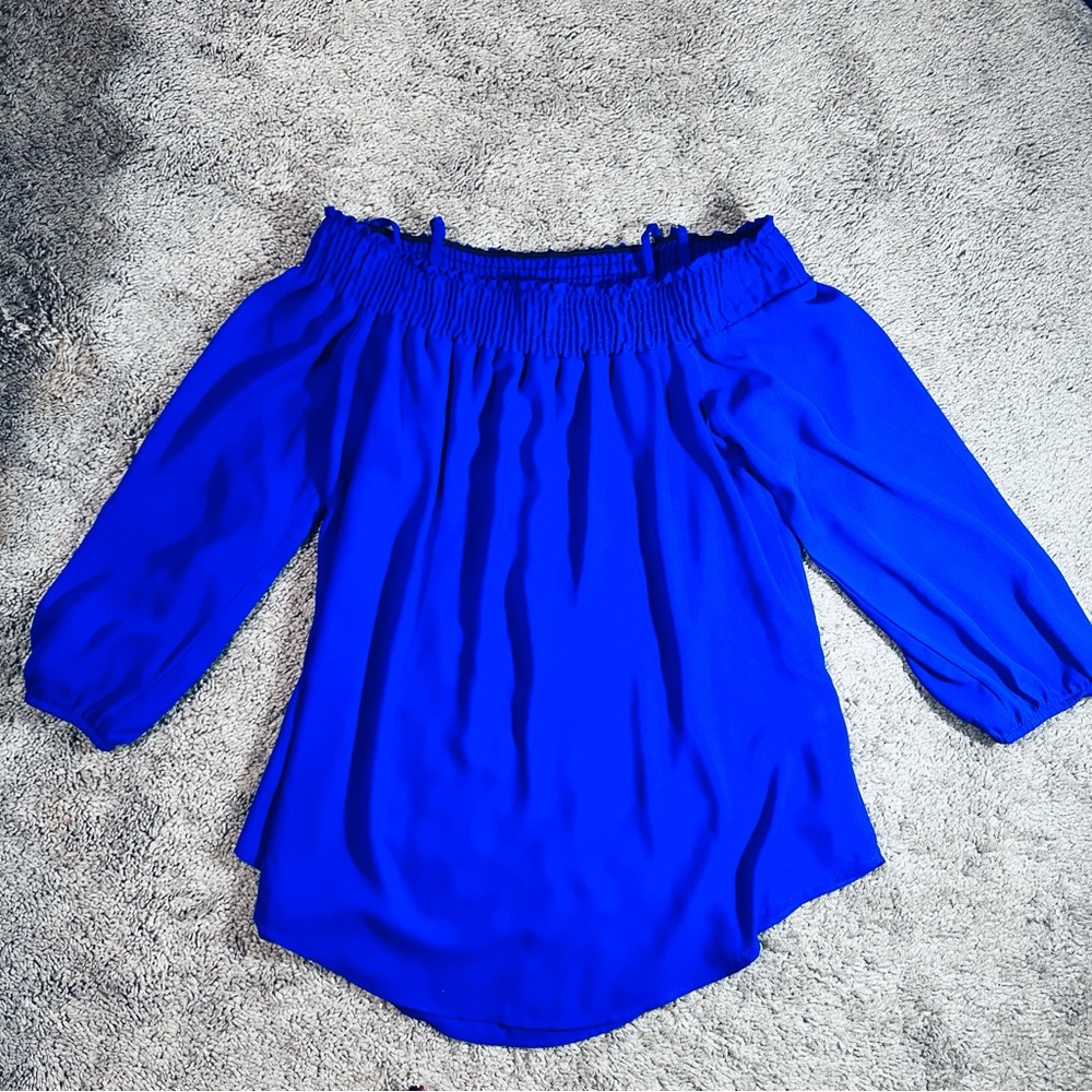 Royal blue off the shoulder top 😍